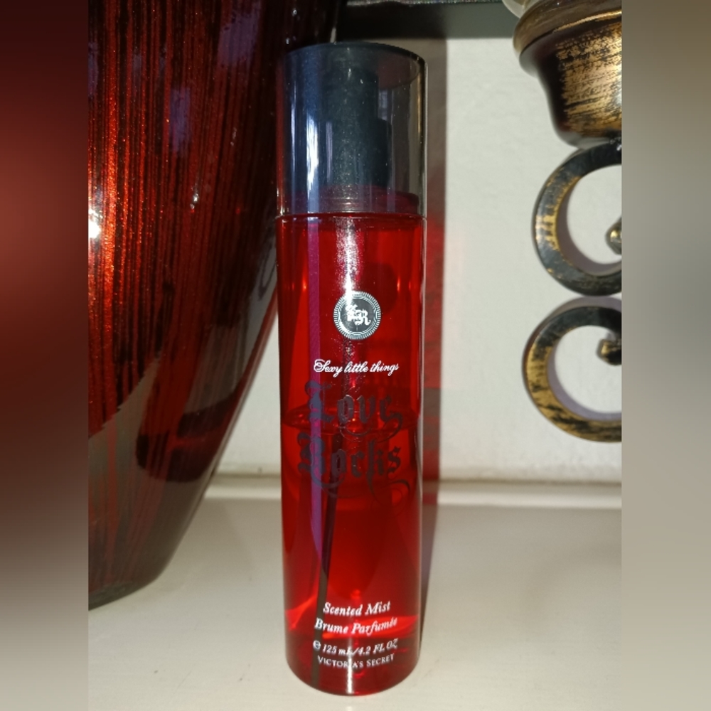 ❤️LOVE ROCKS ❤️4.2 Fl.oz by Victoria's Secrets (Used/half full)Scented Mist🤗🌺